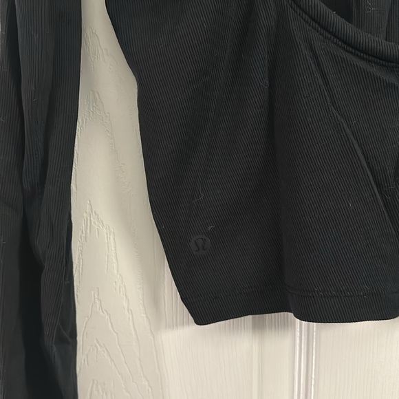 Lululemon Women’s Open Back Crop Size 12 - Picture 3 of 3